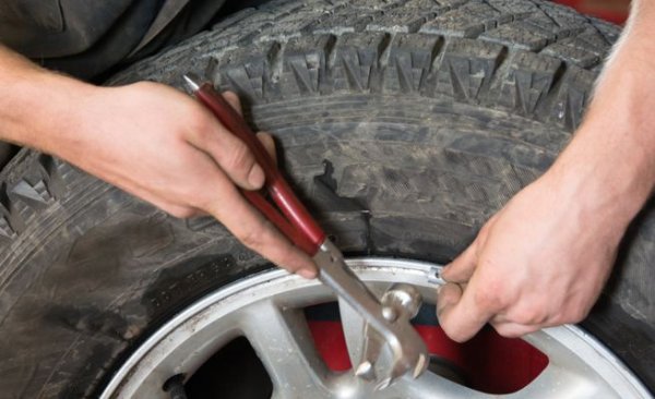 Добрият баланс на гумата и джантата може да бъде постигнат само в специализиран център за гуми, където се използва специален стенд. Там ще изберат и поставят нужните тежести. Балансираните колела не само осигуряват плавно движение на автомобила и равномерно износване, но и повишават безопасността на пътя.

Грешка е да се счита, че при внимателно шофиране и избягване на препятствия и неравности, може да се спести от баланс. Малцина знаят, че износването на гумите е различно при всяка част. Това се дължи на факта, че каучуковата смес, от която са направени, не е еднородна. По време на шофиране слоевете се изтриват и вътрешното разпределение на теглото се променя. Колкото по-висока е скоростта, толкова повече дисбаланс се поява. Така, че при всяка възможност балансът на гумите трябва да бъде проверяван.