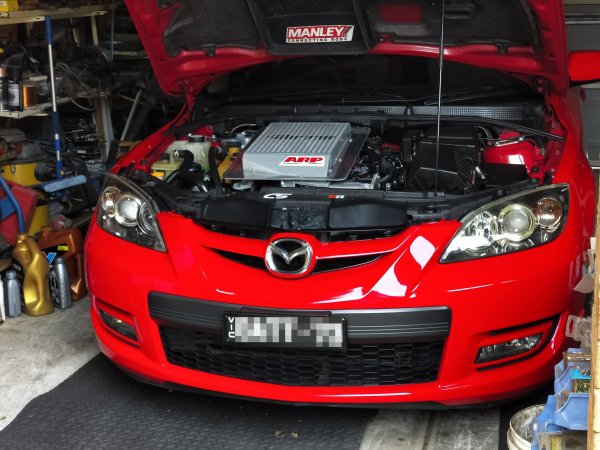 За да смените свещите, трябва да демонтирате междинния охладител (интеркулера), който всъщност лежи върху двигателя. Операцията е сложна и е по-добре да не се предприема без  нужния опит и оборудване