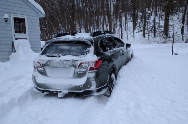 Вариаторът е много добър за страни с топъл климат, благодарение на това, че е забележимо по-икономичен от автоматика. Въпреки това, в страни с по-студен климат и дълги зими той изисква специално отношение. В студено време, например, вариаторът не може да работи без пълно загряване. Когато маслото е студено, ремъкът може да пробие защитното фолио и да надраска повърхността на конуса, причинявайки наранявания.

Такива наранени места се превръщат в концентратори на стрес и с увеличаване на натоварването се увеличава и скоро може да се стигне до тотална авария. Следователно, когато не е загряла, трансмисията всъщност преминава в авариен режим, и работи така, докато се достигне работната температура. Разходът на гориво се увеличава и ефективността на вариатора рязко спада през зимата.