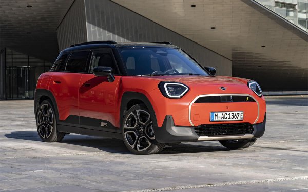 Засегнати модели: 2
MINI Aceman (2024 г., на снимката) беше изтеглен заради риск от пожар от късо съединение на батерията. Този проблем засегна и актуалния електрически вариант на MINI Cooper, както и предишното му поколение - Cooper SE (2018-24). За последното имаше и отделна сервизна акция в резултат на дефектни кутии на батериите, които позволяваха проникване на вода.
