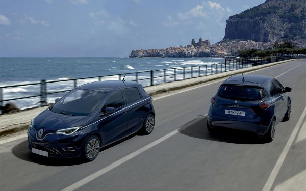 Засегнати модели: 6
Кемперът Traffic III Spacenomad (2022) беше изтеглен поради потенциален проблем със стабилността на монтираното на покрива легло, докато моделите Master и Master E-tech бяха изтеглени поради няколко различни проблема. Междувременно Duster (на някои пазари се продава под марката Renault, вместо като Dacia) също беше подложен на няколко изтегляния.
Другите сервизни акции включват Zoe (на снимката) за късо съединение на батерията, Austral и Espace за електрически проблем с предните седалки, включващ функцията &bdquo;лесен достъп&ldquo;, и Traffic за проблем с конфигурацията на сензора на въздушните възглавници и обтегачите на предпазните колани.
