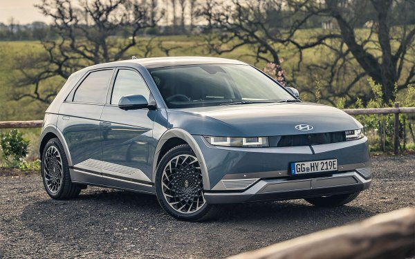 Засегнати модели: 12
Над 64 000 екземпляра от Sante Fe, произведени през 2024, бяха изтеглени поради проблем с въздушната възглавница, а над 3000 бройки i20 също бяха извикани обратно за дефектен EGR клапан. Genesis и Genesis Coupe бяха засегнати от проблеми, докато някои серии i40, Veloster, iX35 и Grand Santa Fe, произведени между 2010-14, бяха изтеглени заради теч на спирачна течност.
Други модели, засегнати от акции, включват Kona, Elantra, Tucson и i30, както и Ioniq 5 (на снимката) и Ioniq 6.
