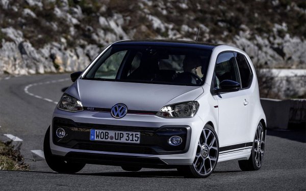 Засегнати модели: 16
Проблем с закрепването на предпазния колан засегна Amarok, произведени през 2022-23. За проблеми с еърбега бяха отзовани Tiguan, Crafter, Polo, Sharan, Golf, Eos и Passat (2006-17), както и отделни Up! (на снимката), Fox и T6/Transporter.
В допълнение, Caddy беше изтеглен поради проблем със спирачната течност, ID4 и ID7 - за дефекти в седалките. Имаше и по-малки акции за Golf, Passat, Arteon и Touareg.
