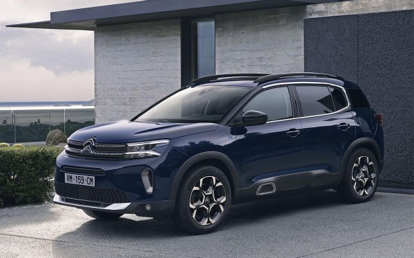 Засегнати модели: 12
Дефектна вакуумна помпа означаваше изтегляне на C4, C4 Picasso, C4 Cactus, C3, C3 Aircross и Berlingo, докато Spacetourer и Jumpy бяха засегнати от недостатъчно обезопасени седалки, както и от неправилно монтирани пружини на задния мост. Jumpy имаше допълнително изтегляне поради проблем с монтирането на екрана на радиото.
В допълнение, серии от C5 Aircross, C4, C4 Picasso, C-Elysee, C3 и C3 Aircross, произведени през 2022, бяха изтеглени обратно поради проблем с емисиите, докато различни други акции засегнаха Berlingo, C5 Aircross (на снимката) и Jumper.
