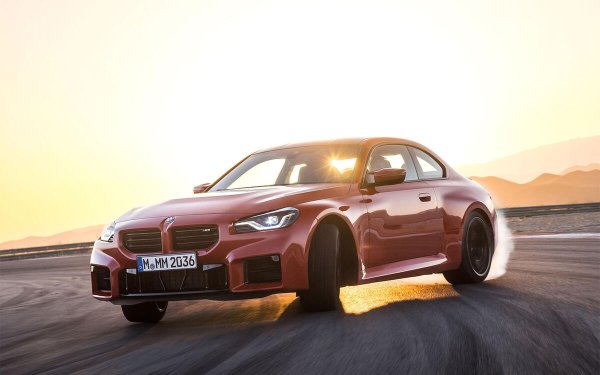 Засегнати модели: 21
Поради проблем със сервомотора бяха отзовани XM, X7, X6, X5, iX2, X2, iX1, X1, i7, серия 7, i5, серия 5 и серия 2 (2022-24). Проблем с кормилното управление засегна i7, серия 7, i5, серия 5 и M5 (2024).
X3/X3M (2016-24) беше извикан два пъти за проблем със закрепването на релсите в багажника, а голям брой по-стари модели (от 2003 до 2018) бяха отзовани заради въздушната възглавница. По-малки сервизни акции засегнаха M5, X2, серия 1, серия 3 и серия 2/M2 (на снимката).

