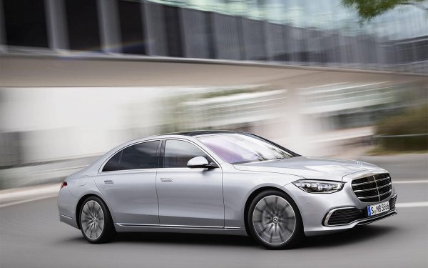 Засегнати модели: 22
Над 53 000 екземпляра от S-класата (на снимката), произведена между 2020-23 г., бяха изтеглени поради проблем с изпускателната система. Други над 8800 екземпляра от по-стари модели, произведени между 2010-16, включително C и E-класа, CLS, GLE и M-Class, претърпяха акция заради проблем с кормилното управление.
Електрическите EQA и EQB бяха изтеглени заради проблем с пиропредпазител. Sprinter 4x4 също беше засегнат от проблем със задното окачване. Имаше няколко други допълнителни изтегляния, които засегнаха модели в целия диапазон от A-Class до AMG-GT 4-Door и EQS.
