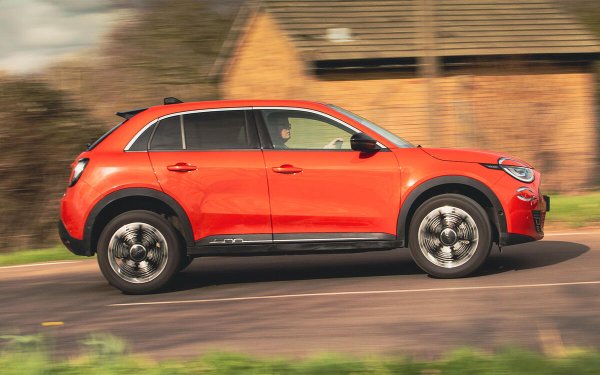 Засегнати модели: 6
Недостатъчно обезопасените седалки, които могат да се движат в случай на инцидент, доведоха до акция както за Scudo, така и за Ulysse, докато Scudo също имаше проблеми с неправилно монтирани пружини на задното окачване и недостатъчно обезопасени мултимедийни екрани.
500X беше извикан поради дефектен педал на спирачката, който можеше да се продъни при спиране. Различни акции имаше и за Doblo. В допълнение, чисто новият 600/600E (на снимката) беше изтеглен за проблем със сервоусилвателя на волана. При Ducato (2023) имаше акция за хидравличен теч, който може да спре подсилването на волана и спирачките. 
