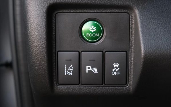 Системите за контрол на стабилността, както и контрол на сцеплението, разпределение на спирачното усилие и други електронни помощници са се доказали през годините и често предотвратяват инциденти. В редки случаи обаче някои от тези полезни функции в машината трябва да бъдат деактивирани. Например, когато шофирате по черни пътища или в сняг, електрониката се намесва в работата на двигателя, като това води до загуба на сцепление на колелата и засядане на автомобила.

За преодоляване на такива участъци от пътя е предвидена функция за изключване на ESP - OFF. В този случай електрониката спира да прекъсва сцеплението от задвижващите колела и позволява на автомобила сам да излезе от капана. За да деактивирате ESP, трябва да натиснете бутона с изображение на поднасяща кола. Пълното изключване настъпва след второ натискане и продължително задържане на бутона.