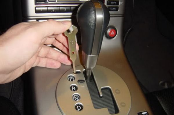 Друг незабележим бутон се намира до селектора на автоматичната скоростна кутия. Това е ключ за заключване на скоростите (Shift lock), покрит с пластмасов капак за предотвратяване на случайно натискане. Малко хора го използват, защото предназначението му е да помогне при аварийно движение на автомобила. С негова помощ се предотвратява „заключването“ на автомобила, когато е в режим на паркиране. Така става възможно да се премести кола от едно място на друго или да се качи с лебедка върху камион за теглене.
Не всички шофьори знаят за съществуването на такъв бутон и често издърпват колата върху платформата с блокирани колела, което е изключително опасно за трансмисията.

За да активирате блокировката на превключването, трябва да свалите капака и да натиснете бутона, след което трябва да преместите селектора на кутията в позиция N.