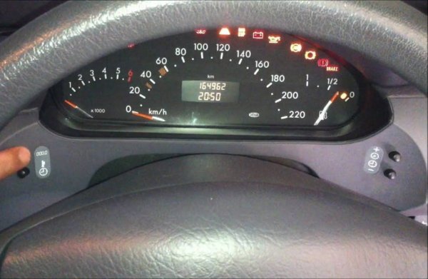 
За това не се предвижда стандартна процедура, но почти винаги има начин да накарате иконата на услугата да изчезне от арматурното табло. Потърсете онлайн, за да намерите инструкции за конкретните автомобили.

При някои модели на Renault, например, трябва да включите запалването , да натиснете педала на газта докрай, да натиснете педала на спирачката три пъти и да зададете желания сервизен интервал с помощта на бутон на таблото.