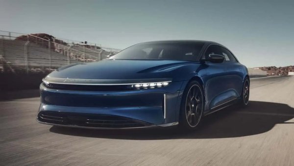 Цена: $250 500
1234 конски сили
Максимална скорост: 330 км/ч 
0-96 км/ч: 1,89 секунди

Най-мощният вариант на Lucid Air получава името си от скъпоценен камък. Sapphire прави всичко възможно, за да се превърне в най-бързия електрически седан на планетата. С карбоново-керамични спирачки, окачване, настроено за писта, със специални режими на шофиране и тримоторна система, Sapphire осигурява висока производителност, без да прави компромис с основната си мисия на луксозен седан. Още по-хубавото е, че можете да изберете всеки цвят, който искате - стига да е син.
