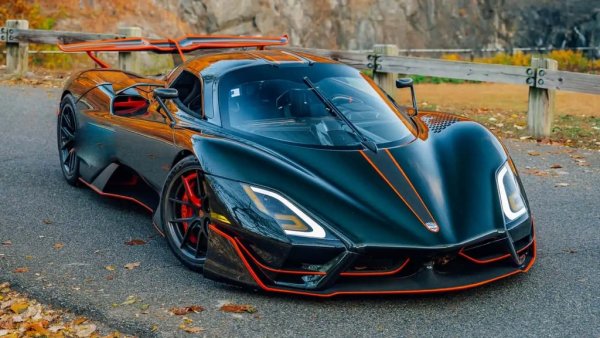 Цена: 1,9 милиона долара
1350 конски сили
Максимална скорост: 475 км/ч  
0-96 км/ч: 2,5 секунди

SSC Tuatara влезе в историята, като постави собствен рекорд за скорост през 2021 г. и след това го счупи отново през 2022, достигайки 475 км/ч  в Космическия център Кенеди във Флорида. Поздравления за 5,9-литровия V-8 двигател с два турбокомпресора, който осигурява 1350 конски сили към задните колела. SSC твърди, че ако двигателят се използва с гориво E85, мощността скача до 1750 к.с..

