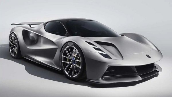 Цена: 2,3 милиона долара
1972 конски сили
Максимална скорост: 351 км/ч 
0-96 км/ч: 2,6 секунди

Lotus измина дълъг път, откакто Колин Чапман започна да създава свръхлеки спортни автомобили. В днешно време марката е собственост на китайския автомобилен гигант Geely, с фокус върху високопроизводителни електрически автомобили. За щастие, Evija разполага с огромен запас от мощност, за да компенсира теглото на батериите. 

