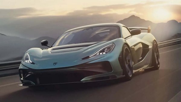 Цена: 2,5 милиона долара
2107 конски сили
Максимална скорост: 412 км/ч 
0-96 км/ч: 1,74 секунди

Ето го и хърватина! Да, Nevera успява да се изкачи с пет места в класацията за 2024 благодарение на новото си издание. Nevera R предлага усъвършенствана аеродинамика, както и множество други подобрения на пистата, като по-силни спирачки и по-голям заден дифузьор. Но във фокуса си остават четирите нови електрически мотора, даващи близо 300 коня повече от тези в стандартната Nevera. 
