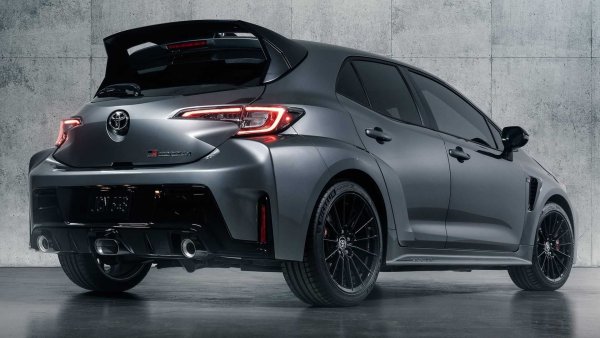 Един автомобилите, които най-много липсват в Европа, е Toyota GR Corolla. Това е компактен звяр с 305 к.с., който идва от 1,6-литров трицилиндров двигател с турбокомпресор. Хечбекът е оборудван със система задвижване на всички колела GR-FOUR и механична скоростна скоростна кутия. Ще има и версия &bdquo;Circuit Edition&ldquo; с диференциал Torsen на всяка ос. 