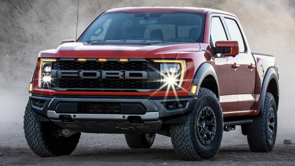 Стандартният пикап от години е най-продаваният модел в САЩ, но той не се предлага в Европа. Особено впечатляващо изглежда неговата „напомпана“ версия F-150 Raptor. Факт е, че оригиналният модел се продава и с V8 двигател, но и този вариант не може да се оплаче от липса на мощност. В случая 3,5-литровият битурбо V6 EcoBoost предлага 456 к.с. 