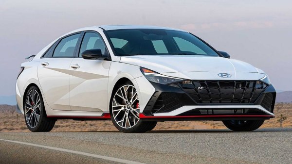 Семейството Hyundai N има само 4 представителя в Европа - i20 N, i30 N , i30 N Fastback и KONA N, но в САЩ, например, се предлага още два интересни авточобили - Veloster N и Elantra N. Вторият е седан, който се задвижва от бензинов двигател 2.0 T-GDI с турбо, способен да предложи до 290 к.с.