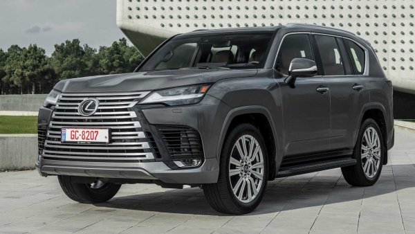 В Европа компанията Lexus предлага широка гама от SUV-модели, сред които са UX, NX или RX. На някои пазари японският производител обаче продава и много по-голям всъдеход, базиран на Toyota Land Cruiser. Той носи името Lexus LX, като предлага луксозен интериор с кожа и множество екрани. Топ-версията LX 600 разчита на на мощен 3,5-литров V6 битурбо двигател с 415 к.с. и 650 Нм. 