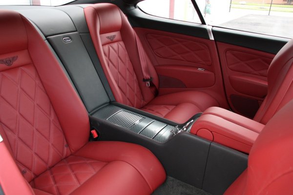 Променен е и външния вид на предницата. Бронята е по-голяма, повишили са се и отворите за въздух, променена е и маската пред радиатора. 