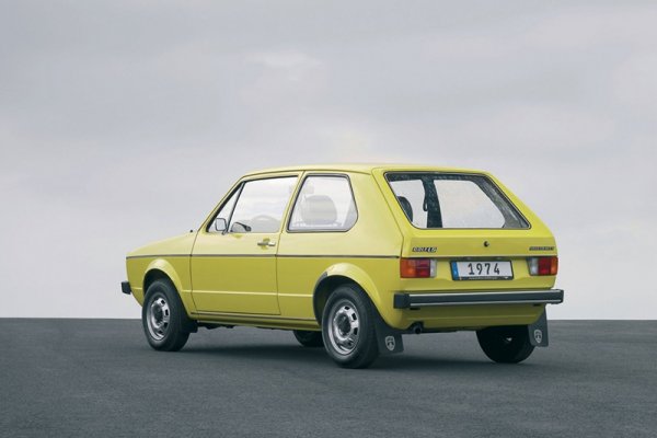 Първият Golf излиза на бял свят още през 1974 г., като е един наистина бавен автомобил. Появата на версията GTi две години по-късно променя представата на хората за хечбеците. Една от версиите е със 110 к.с., но има и такава под 100 к.с.
