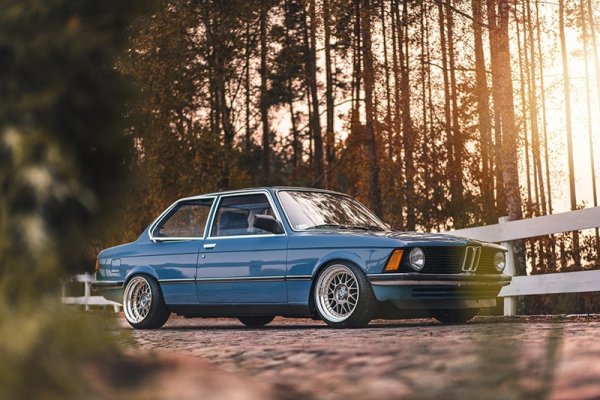 Първото поколение на 3-Series се превръща в еталон, нищо че и при него има версии, които развиват под 100 к.с. (315, 316, 318). Те са способни да вдигнат адреналина на водача, тъй като са страшно забавни за каране.
