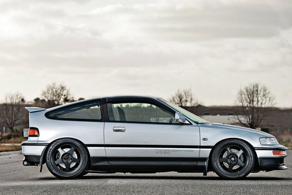 Първите CR-X от периода 1985-1987 г. са оборудвани с 1,5-литров двигател с мощност 91 к.с. С тегло под 1 тон тази компактна спортна кола ще предизвика усмивка дори у хората, които са свикнали на повече коне под капака на автомобила.
