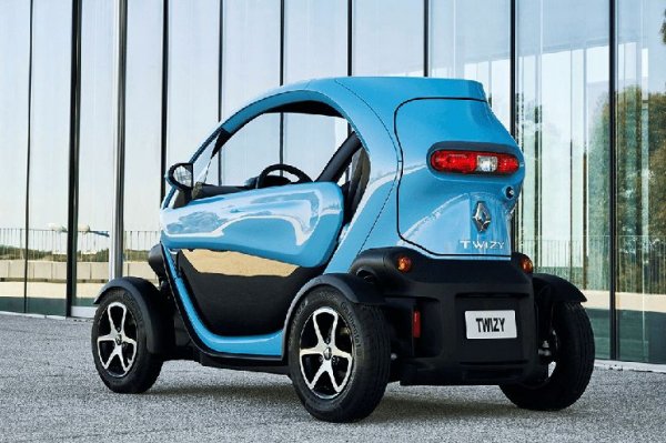 Това нещо трудно може да бъде определено като автомобил, като неговата мощност е едва 11 к.с. При него забавата не идва от скоростта, а от незабравимите усещания, които шофьорът натрупва, когато го управлява по улиците на големия град. 
