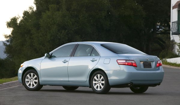Camry от 2007 година претърпя няколко сервизни акции, като най-голямата от тях беше заради проблем с педала на газта. Той просто блокираше и това доведе до няколко смъртоносни катастрофи. Разследване показа, че стелката под педала е дефектна и тя причинява блокирането.