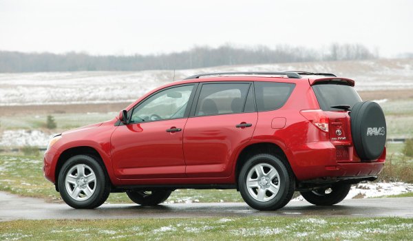 Популярният SUV също беше подложен на многобройни сервизни акции, като те се дължаха на ръждясване на задните щанги, отказ на електрическото управление на прозорците и на дефекти кабели. Заради последните се стига до отказ на въздушната възглавница в случай на сблъсък.