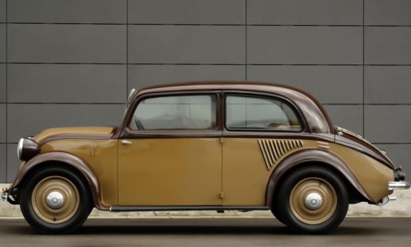 Дълго преди появата на свои автомобили с предно предаване - още през 1934 г.,  фирмата пуска сензационния Mercedes-Benz 130Н с 1,3-литров двигател с мощност 26 к.с., поставен отзад. Машината е значително по-скъпа от останалите модели в класа, като получава много критики заради лошата си управляемост. За 2 години са продадени 4298 бройки от модела.

През периода 1936-1939 г. се произвежда версията 170Н с 1,7-литров мотор с 38 к.с., която също е доста по-скъп от аналозите си с подобен двигател. От този вариант са продадени 1507 бройки, след което компанията решава да спре с експериментите.