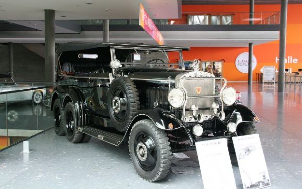 Първите леки коли с 6 колела са направени за командването на армията още през 1926 г. А през периода 1934-1939 г.  започва производството на Mercedes-Benz G4. Огромните тежки машини първо са оборудвани с редови 5,0-литрови мотори с 8 цилиндъра, а след това с 5,25 и 5,4-литрови. Двигателите развиват 100-115 к.с. Произведени са едва 57 бройки, като те са използвани най-вече за паради на Третия райх.