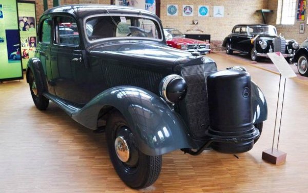 Недостигът на бензин по време на войната кара дори Mercedes-Benz да направи автомобил с газов генератор, разположен отпред. Двигателят на 170VG е създаден на базата на стандартния за модела мотор, но развива 22 к.с. вместо 38. За това удоволствие се доплащат 1000 марки. Mercedes-Benz 170VG се произвежда през периода 1939-1943 г.