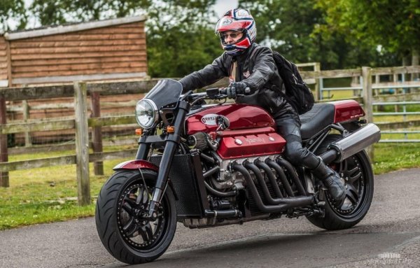 Tomahawk е несъмнено грандиозен, но за повечето фенове на мотоциклетите това е повече двигател и по-малко мотоциклет.
Британският инженер Алън Милярд харесва идеята за мотоциклет с V10 двигател. Въпреки това, той е един от онези фенове, които не се продават на футуристичния дизайн с четирите колела, така че решава да изгради по-конвенционален мотоциклет с двигател на Viper.
