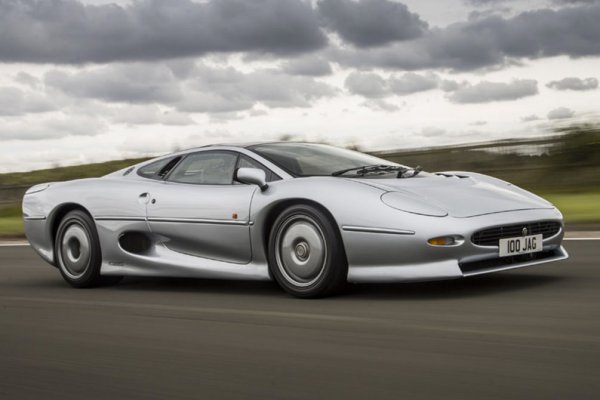 Проблемите при създаването на XJ220 са направо парадоксални &ndash; проектът тръгва с V12 двигател и задвижване 4х4, а накрая се получава автомобил с V6 мотор и задно предаване. Някои купувачи анулират поръчките си точно заради това, други заради финансовата рецесия по това време. Произведени са едва 274 бройки, като Jaguar намалява цената на последната партида. Днес обаче XJ220 е изключително ценен за колекционерите.