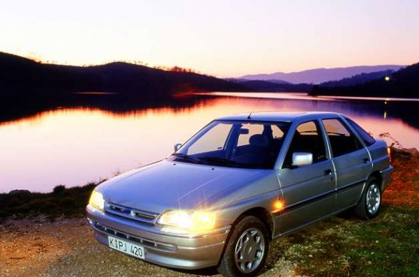 Четвъртото поколение на Escort на Ford беше актуализирана версия на автомобила от третата генерация от 1980 година. Затова и всички очакваха новият модел да бъде нещо изключително и останаха силно разочаровани от него. Оказа се, че автомобилът отстъпва като поведение и двигатели на своите конкуренти и това накара Ford да направи спешни промени още през 1992 година.