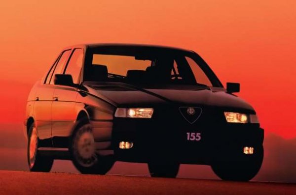 Въпреки че дизайнът на Alfa Romeo 155 не беше по вкуса на всички, именно преминаването от задно към предно задвижване получи най-много критик Неговият директен предшественик Milano, известен още като 75, беше един от най-добрите седани на 80-те години. Това се дължеше на трансмисията, както и перфектното разпределение на теглото. Базовият вариант на 155 обаче повече приличаше на Fiat Tempra като поведение на пътя.