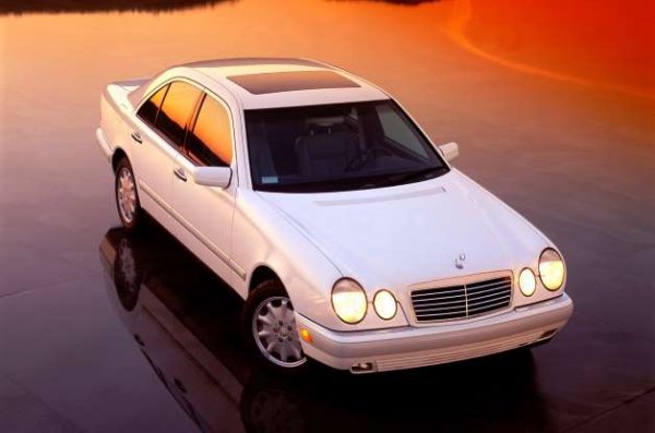 Mercedes-Benz W124, който стана първата Е-Class през 1993 година, се чувстваше като изваян и солиден автомобил. Неговата подмяна с W210 стана през 1996 година, когато се появи един забележимо по-посредствен автомобил, измъчван от проблеми с надеждността, които обикновено не са свързани с марката. Той ръждясваше много и получаваше електрически повреди, които Mercedes постепенно отстрани.