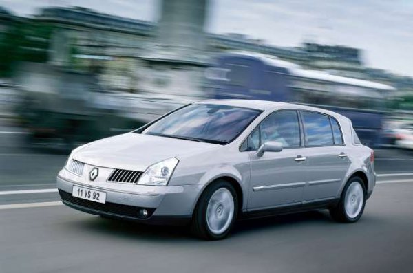 Разположен в горната част на гамата на Renault, моделът Vel Satis продължи оттам, където Safrane спря. Необичайният му дизайн разцепи общественото мнение, а освен това опроверга мнението на компанията, че клиентите са готови да се откажат от конвенционалния седан. Освен това, Vel Satis се продаваше едновременно с Avantime и купувачите трудно успяха да идентифицират истинския флагман на Renault. Механичните и електронните проблеми също не бяха рядкост. Като цяло, Renault е произвел 62 000 бройки на Vel Satis в сравнение с 310 000 от Safrane.