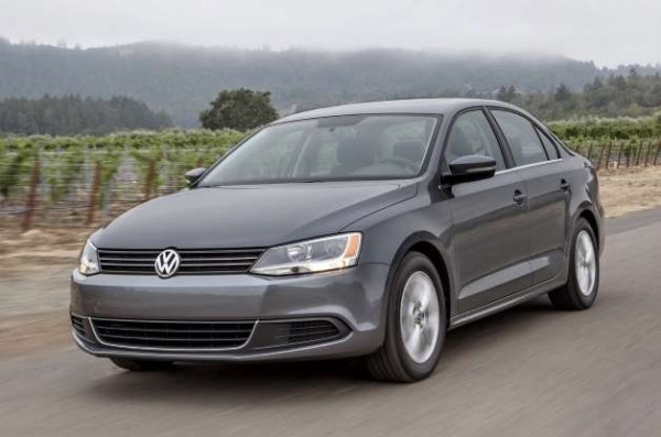 Volkswagen разработи шестото поколение на Jetta за пазара в Северна Америка. Компанията положи много усилия, за да създаде алтернатива на лидерите в сегмента Toyota Corolla и Honda Civic, като за да го постигне трябваше да премахне част от оборудването и да опрости технически автомобила с цел постигане на по-ниска цена. Промените включваха по-евтин интериор и торсионно задно окачване, които определено са стъпки назад.