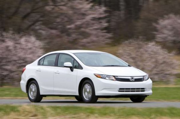 Девето поколение на Honda Civic стана жертва на финансовата криза от 2009 година. Японската компания първоначално смяташе да го направи малко по-евтин, но в крайна сметка реши да го запази на предишните нива, за да не загуби целевата аудитория. Крайният резултат беше един от най-лошите автомобили, носели някога името Civic. Евтин интериор, лоша динамика и прекалено много прилики с предшественика &ndash; това бяха големите проблеми, които Honda отстрани през 2013 година.