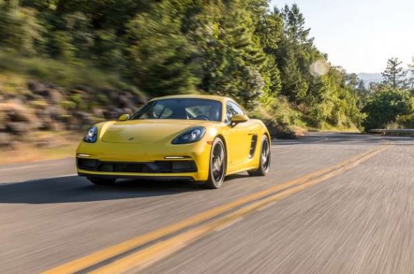 Докато Porsche се бори в един сегмент на индустрията, който става все по-малък, вариантите GTS на 718 Boxster и 718 Cayman получи 2,5-литров двигател с 4 цилиндъра, развиваш 365 к.с. Двете коли бяха бързи и блестящи за шофиран, но не звучаха както трябва. Изборът на по-малък мотор се отрази на продажбите в САЩ, а нещата се оправиха едва през 2020 година, когато марката върна 6-цилиндровия боксер.