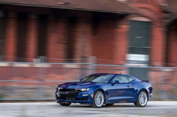 През 2019 година Chevrolet актуализира цялата гама Camaro, като версията SS с V8 двигател получи огромна решетка на радиатора, разделена от гигантска черна лента, украсена с емблемата на фирмата. Купувачите силно изразиха своето неодобрение и накараха компанията да направи &bdquo;авариен фейслфт&ldquo; през 2020 година. Сега времето ще покаже, дали това ще постигне желания ефект.