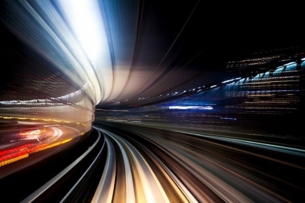 57,3% от шофьорите превишават разрешената скорост, като това е много често срещано нарушение по магистралите. Докато умерената скорост винаги е фактор, който допринася за намаляване на последствията от произшествия, превишаването намалява способността на водача да реагира на непредвидени събития и генерира така наречения тунелен ефект - намаляване на зрителното поле, което е обратно пропорционално на скоростта.

Според проучването през последните години шофьорите са станали по-наясно с този проблем и процентът на тези, които превишават 160 км/ч е намален. Освен това голям процент шофьори, които не спазват ограничението от 120 км/ч, не надвишават 130 км/ч. Най-високите скорости по магистралите са регистрирани през почивните дни.