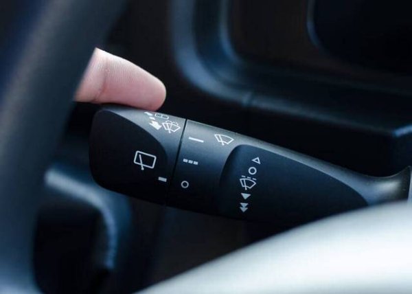 Сигнализиране при маневри се използва все по-малко от много шофьори, които подценяват значението да информират другите участници в движението за своите действия. Само 33% от шофьорите използват мигачи на пътища с две платна и магистрали, което води до объркване и потенциално опасни ситуации по време на смяна на платното или изпреварване.

Според проучването тази грешка е по-често срещана при леките автомобили, като водачите на тежкотоварни автомобили са по-стриктни при използването на мигачите.