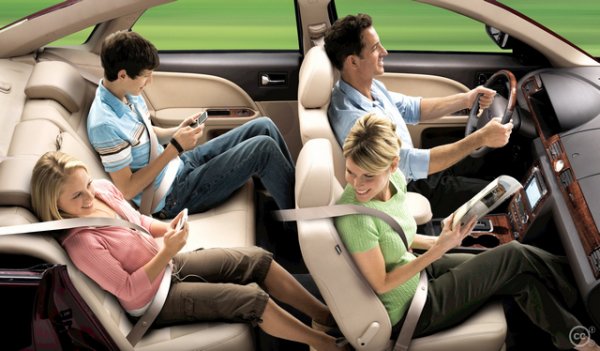 Въпреки че по-голямата част от шофьорите в момента използват предпазния колан защото са осъзнали важността му в случай на катастрофа, или защото не искат да бъдат глобени, същото не важи за пътниците на задните седалки. Все още има много случаи, в които седящите отзад омаловажават значението на колана и пътуват без да го закопчават. А това при инцидент причинява сериозни наранявания и дори смърт.

В случай на челен сблъсък поставянето на предпазен колан намалява риска от смърт и сериозни наранявания на главата с 90%. Освен това намалява риска от рани, счупвания и други наранявания със 75%. При удар отзад намаляването на риска от смърт или сериозно нараняване е 50%.