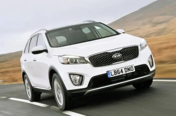 Kia предлага гаранция седем години (160 000 км), така че покупката на такъв автомобил носи още едно предимство. Това е комбинирано с внушителен външен вид, комбиниран с 2,2-литров дизелов двигател със 197 к.с. Дори началните версии на корейския SUV могат да се похвалят с богато оборудване.
