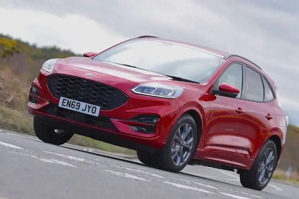 Според авторите на изследването Ford Kuga е отличен вариант както за ежедневни пътувания, така и за пътешествия. Изборът на експертите е голям кросоувър с 1,5-литров двигател, който е за предпочитане през версията PHEV, тъй като е много по-скъпа, но също се вмества в посочения бюджет.
