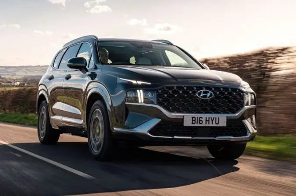 В челната тройка попада корейският кросоувър Hyundai Santa Fe. Просторният интериор, практичността, отличното качество на изработката, високата надеждност и широката гама от опции гарантират позицията на модела на такова високо място. Експертите специално съветват да се разгледа по-отблизо закупуването на автомобил с 2,2-литров дизелов двигател или хибридна версия.
