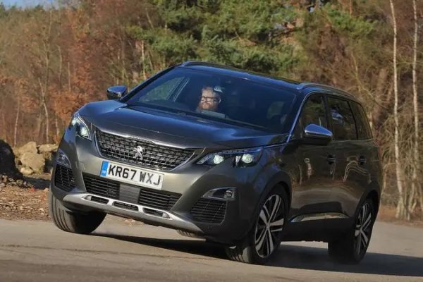 Седемместният Peugeot 5008 заева първо място в класацията на най-добрите големи кросоувъри, като една от причините е особено практичният и просторен интериор. Автомобилът също така получи широка гама от мощни двигатели и богат набор от опции.
