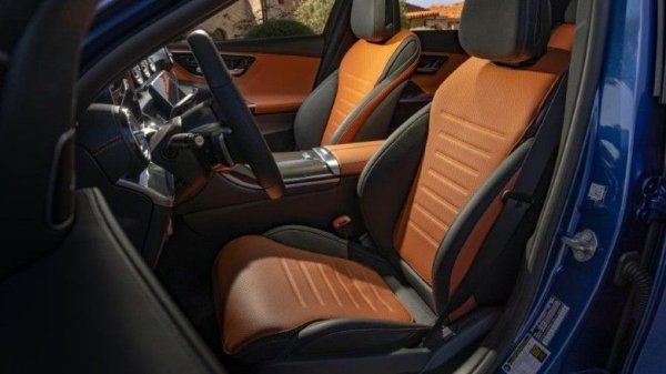 В сегмента на премиум компактните седани Mercedes-Benz C-Class е признат като стандарт за комфорт. Струва си да се отбележи, че най-високите оценки не са дадени на стандартните седалки, а на предлаганите като опция AMG седалки. Те не само осигуряват отлична поддръжка благодарение на електрическите настройки, но и са завършени с висококачествени материали. Освен истинска кожа, Mercedes използва иновативна материя MB-Tex – материал, който изглежда и се усеща почти идентично с истинската кожа, но е лесен за поддръжка и изключително издръжлив.

